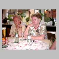 59-09-1240 6. Kirchspieltreffen 2005. Inge Fromm und Irmgard Adelsperger.JPG